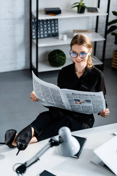 Beautiful Businesswoman Black Clothes Glasses Sitting Table Reading Newspaper — Stock Photo, Image