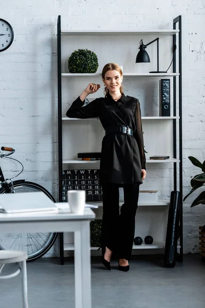 Mujer Negocios Sonriente Ropa Formal Negro Oficina Moderna — Foto de Stock