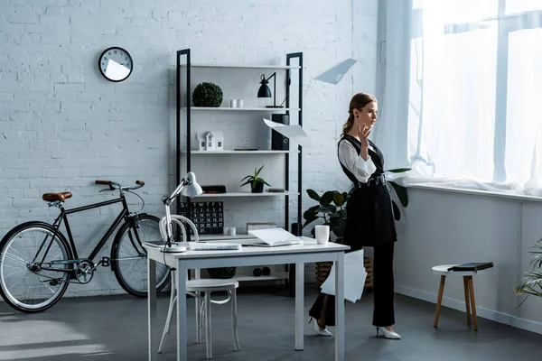 Geschäftsfrau Offizieller Kleidung Wirft Arbeitsplatz Dokumente Die Luft — Stockfoto