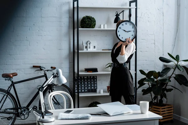 Geschäftsfrau Offizieller Kleidung Hält Uhr Vor Gesicht Modernem Büro — Stockfoto