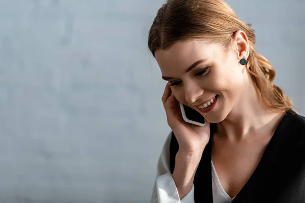 Retrato Mujer Sonriente Hablando Smartphone Con Espacio Para Copiar — Foto de Stock