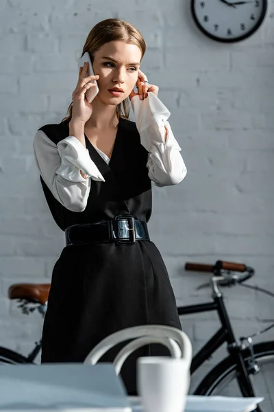 Piękna Kobieta Ubrania Formalne Rozmowy Smartfonie Biurze — Zdjęcie stockowe