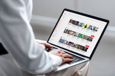 Kırpılan görünümünü youtube Web sitesinde ekran ile dizüstü bilgisayar kullanan kadın