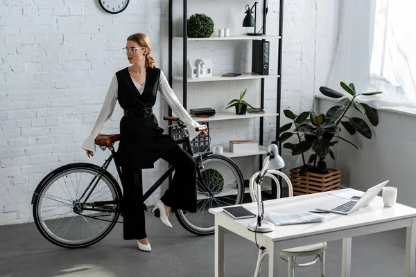 Geschäftsfrau Formeller Kleidung Mit Fahrrad Modernen Büro — Stockfoto