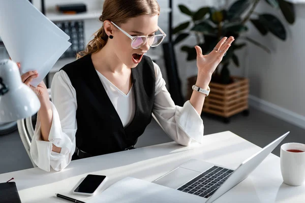 Überraschte Geschäftsfrau Formeller Kleidung Die Computer Schreibtisch Sitzt Und Arbeitsplatz — Stockfoto