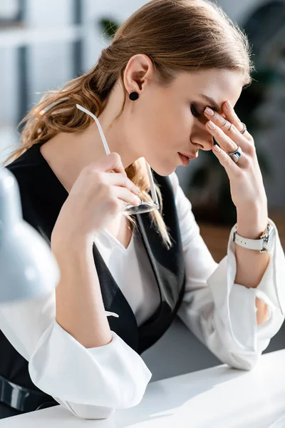 Mujer Negocios Ropa Formal Sosteniendo Gafas Teniendo Dolor Cabeza Lugar —  Fotos de Stock