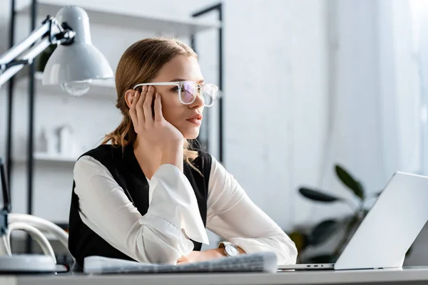 フォーマルな服装と眼鏡の職場でコンピューターの机に座っての疲れ女性実業家 — ストック写真