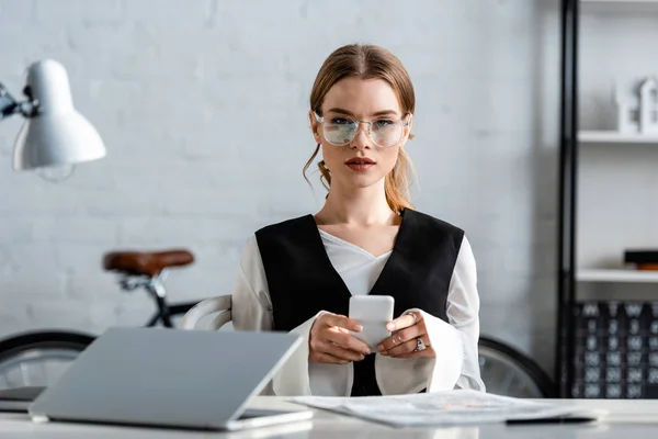 Mujer Negocios Ropa Formal Gafas Sentado Escritorio Computadora Uso Teléfonos —  Fotos de Stock