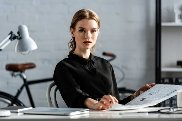 Mujer Negocios Ropa Formal Negro Sentado Escritorio Mirando Cámara Mientras — Foto de Stock