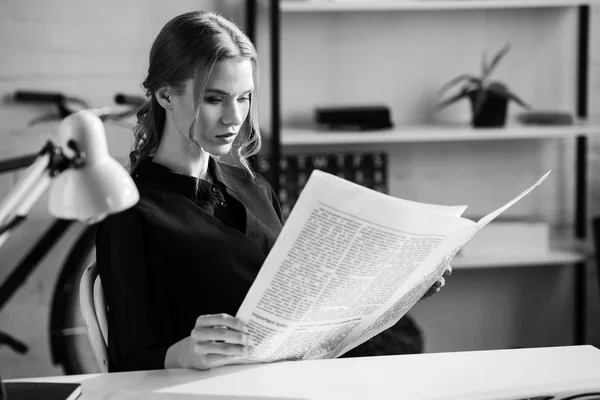 Foto Blanco Negro Una Mujer Negocios Ropa Formal Sentada Escritorio — Foto de Stock