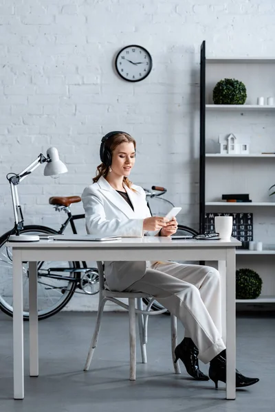 Businesswoman Headphones Sitting Desk Using Smartphone Office — Stock Photo, Image