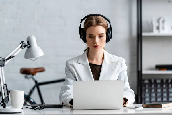 Mulher Negócios Séria Fones Ouvido Sentados Mesa Computador Local Trabalho — Fotografia de Stock