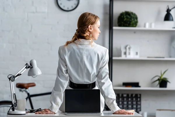 Visão Traseira Mulher Negócios Desgaste Formal Sentado Mesa Computador Local — Fotografia de Stock