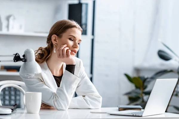 Stanca Donna Affari Bianco Abbigliamento Formale Toccare Mento Mentre Seduto — Foto Stock