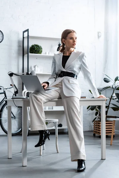 Donna Affari Abito Formale Bianco Seduta Sulla Scrivania Con Laptop — Foto Stock