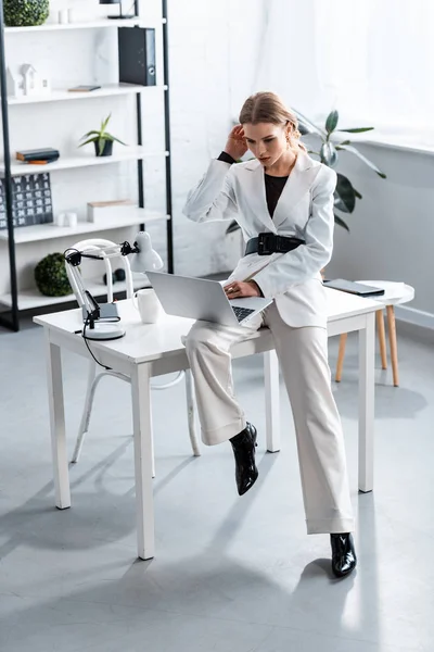 Empresária Concentrada Branco Formal Desgaste Sentado Mesa Usando Laptop Escritório — Fotografia de Stock