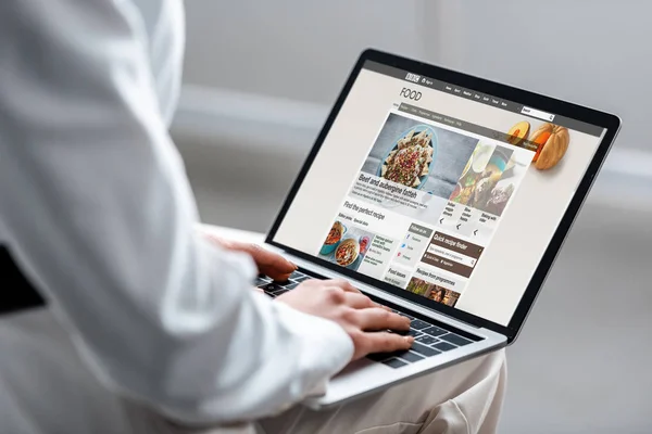 Bbc 웹사이트 화면에 노트북을 여자의 자른된 — 스톡 사진