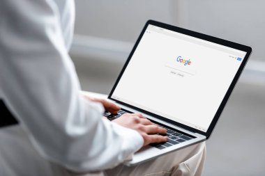 google web sitesi ekran ile dizüstü bilgisayar kullanan kadın kırpılmış görünümünü