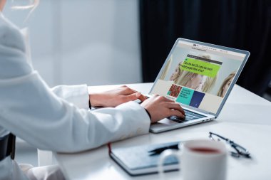 bbc bilim Web sitesinde ofis masası ekranında ile dizüstü bilgisayar kullanan kadın kırpılmış görünümünü