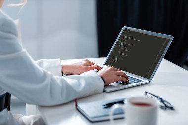Kırpılan görünümünü microsoft windows ofis masası, ekranda ile dizüstü bilgisayar kullanan kadın