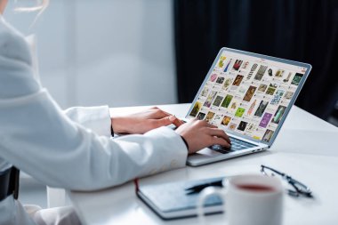 pinterest Web sitesinde ofis masası ekranında ile dizüstü bilgisayar kullanan kadın kırpılmış görünümünü
