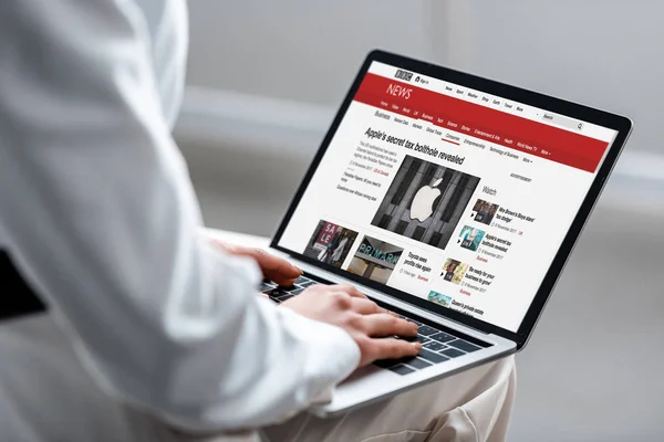 Cropped View Woman Using Laptop Bbc News Website Screen — Stock Photo, Image
