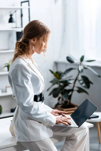 Mujer Negocios Ropa Formal Blanca Usando Portátil Lugar Trabajo — Foto de Stock