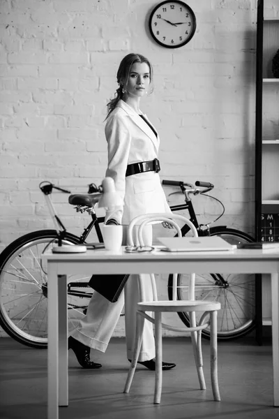 モダンなオフィスのインテリアにフォーマルな服装の女性実業家の黒と白の写真 — ストック写真
