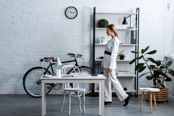 Businesswoman White Formal Wear Modern Office Interior — Stock Photo, Image