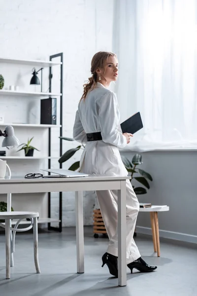 Eleganta Affärskvinna Högtidskläder Håller Notebook Office — Stockfoto