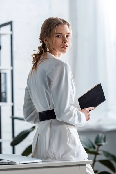 Hermosa Mujer Negocios Ropa Formal Celebración Cuaderno Mirando Cámara Lugar — Foto de Stock