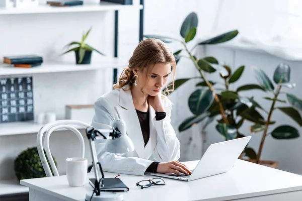 Fokussierte Geschäftsfrau Formeller Kleidung Schreibtisch Sitzend Und Mit Laptop Arbeitsplatz — Stockfoto