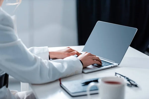Vista Cortada Mulher Usando Laptop Com Tela Branco Mesa Escritório — Fotografia de Stock