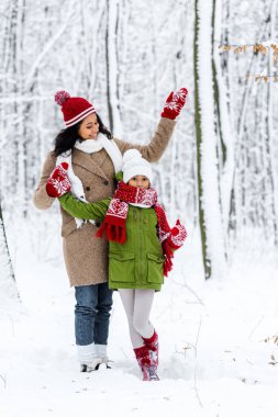 neşeli Afrikalı-Amerikalı Anne kızı kış Park ile ayakta