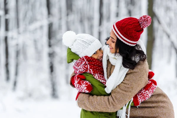 Sonriente Afroamericano Madre Hija Abrazándose Invierno Parque — Foto de Stock