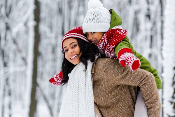 Matka Jest Afroamerykanką Atrakcyjne Dając Piggyback Jazdy Aby Córka Winter — Zdjęcie stockowe