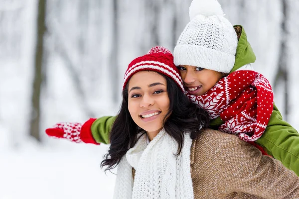 Attrayant Afro Américain Mère Piggyback Joyeuse Fille Souriant Regardant Caméra — Photo