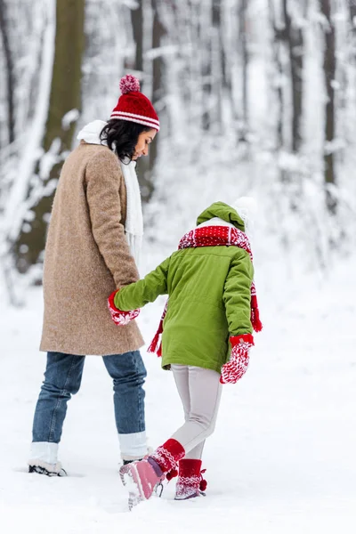 African American Mother Daughter Walking Holding Hands Winter Park — Stock Photo, Image