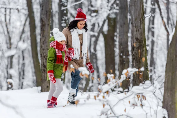 Vesel African American Femeie Mers Jos Preteen Fiică Parc Iarnă — Fotografie, imagine de stoc