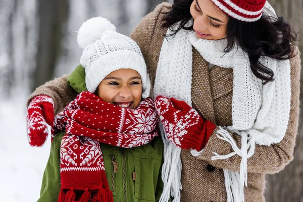 Atrakcyjne African American Kobieta Ogląda Uśmiechający Się Córka Preteen Winter — Zdjęcie stockowe