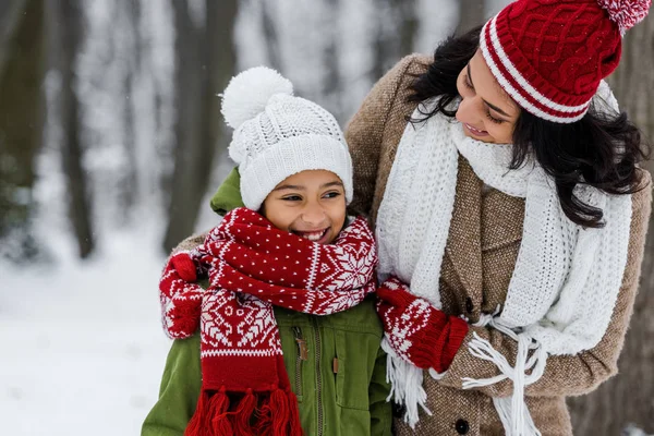 Hermosa Africana Americana Madre Abrazando Alegre Preadolescente Hija Invierno Parque — Foto de Stock