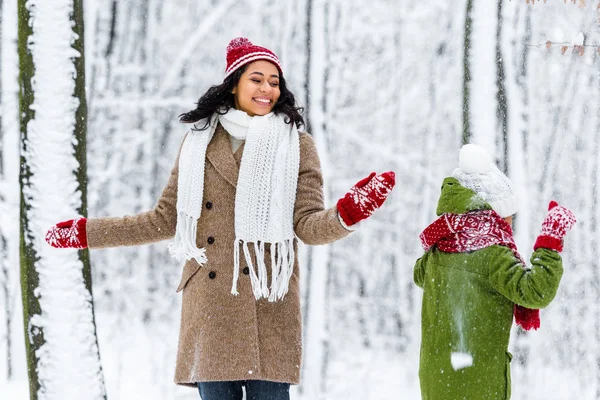 Beautiful African American Mother Looking Daughter Warm Clothing Winter Park — Stock Photo, Image