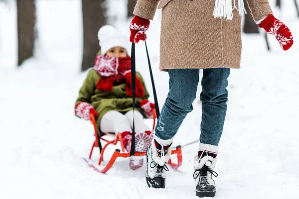 Vista Cortada Mãe Puxando Filha Roupas Quentes Trenó Parque Inverno — Fotografia de Stock