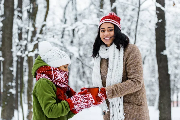 Attraktive Afrikanisch Amerikanische Mutter Und Süße Tochter Halten Tassen Tee — Stockfoto