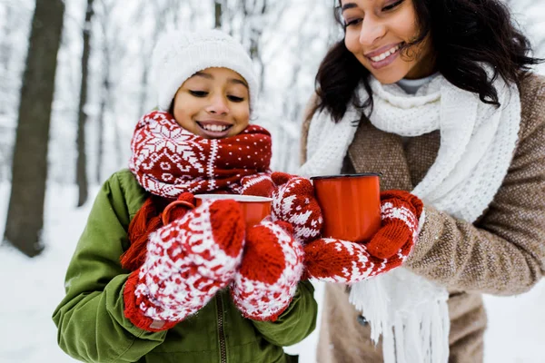 Atrakcyjne African American Matka Córka Holding Kubki Herbaty Uśmiechnięty Patrząc — Zdjęcie stockowe