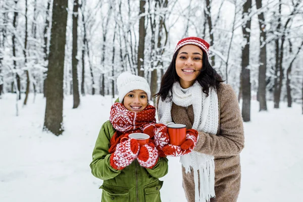 Attractive African American Mother Cute Daughter Holding Red Cups Tea — Stock Photo, Image