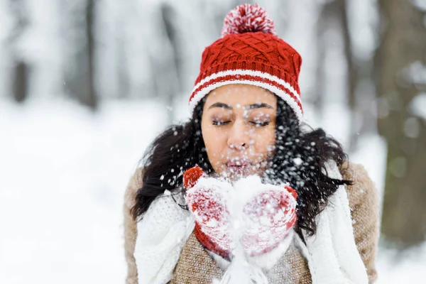 Attraktiv Afroamerikanska Kvinna Blåser Snö Park Vinter Skog — Stockfoto