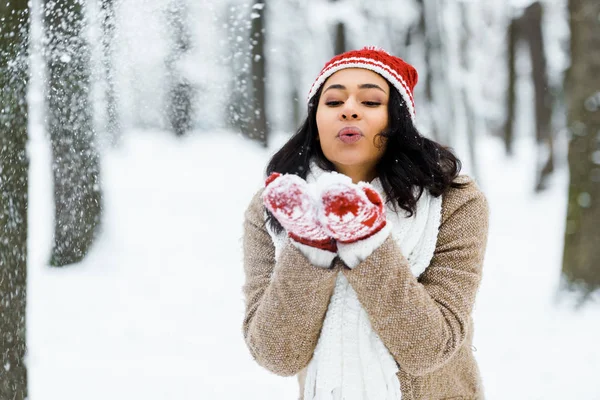 Hermosa Africana Americana Mujer Soplando Nieve Invierno Bosque —  Fotos de Stock