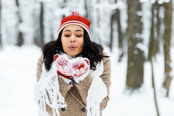 Bela Mulher Afro Americana Soprando Neve Floresta Inverno — Fotografia de Stock