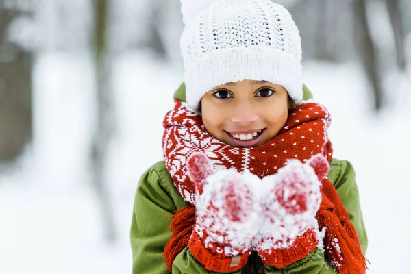 Mignon Afro Américain Enfant Montrant Neige Blanche Sourire Caméra Dans — Photo